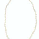 GROUP OF TWO NATURAL PEARL NECKLACES AND A CULTURED PEARL NE... - фото 4