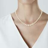 GROUP OF TWO NATURAL PEARL NECKLACES AND A CULTURED PEARL NE... - фото 6