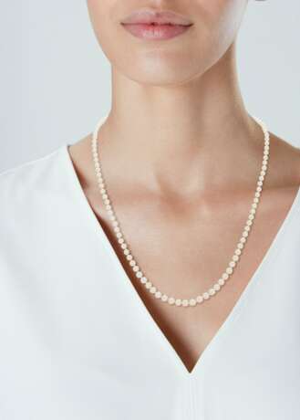 GROUP OF TWO NATURAL PEARL NECKLACES AND A CULTURED PEARL NE... - Foto 7