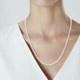 GROUP OF TWO NATURAL PEARL NECKLACES AND A CULTURED PEARL NE... - Foto 7