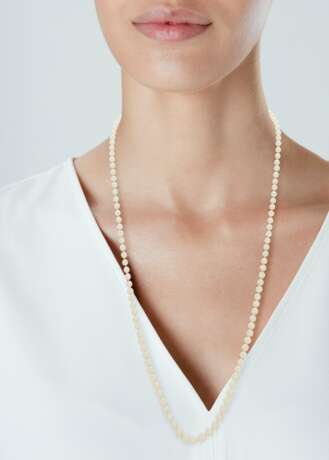 GROUP OF TWO NATURAL PEARL NECKLACES AND A CULTURED PEARL NE... - Foto 8