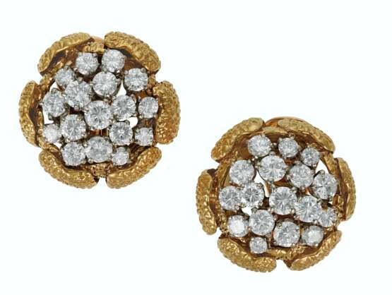 Van Cleef & Arpels. DIAMOND AND GOLD EARRINGS, VAN CLEEF & ARPELS - photo 1