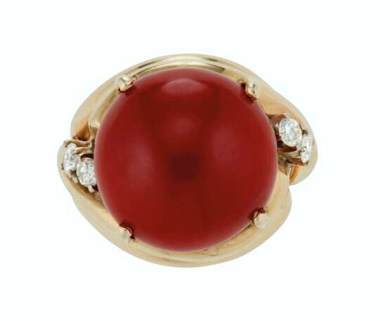 Cartier. GROUP OF CORAL AND DIAMOND JEWELRY, CARTIER AND A CORAL RING... - Foto 6