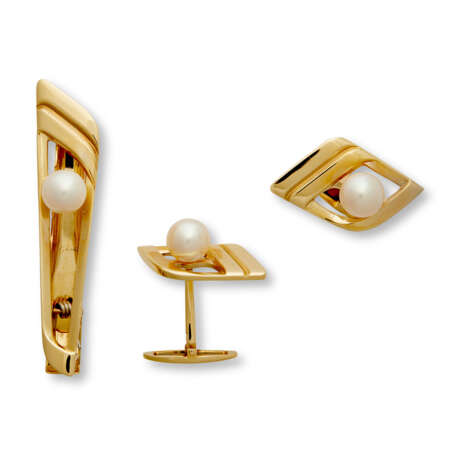 MIKIMOTO CULTURED PEARL CUFFLINKS AND TIE CLIP - фото 1