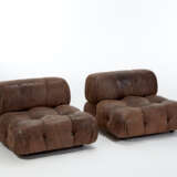 Mario Bellini. Two leather armchairs model "Camaleonda" - Foto 1