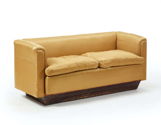 Marcello Piacentini. Two-seater sofa upholstered and covered in gold-colored silk fabric, wooden base - Foto 1
