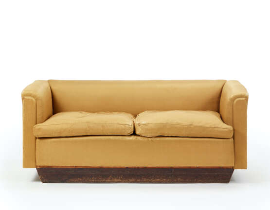 Marcello Piacentini. Two-seater sofa upholstered and covered in gold-colored silk fabric, wooden base - Foto 2