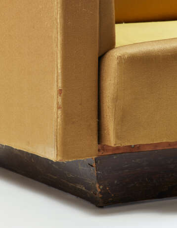 Marcello Piacentini. Two-seater sofa upholstered and covered in gold-colored silk fabric, wooden base - Foto 4