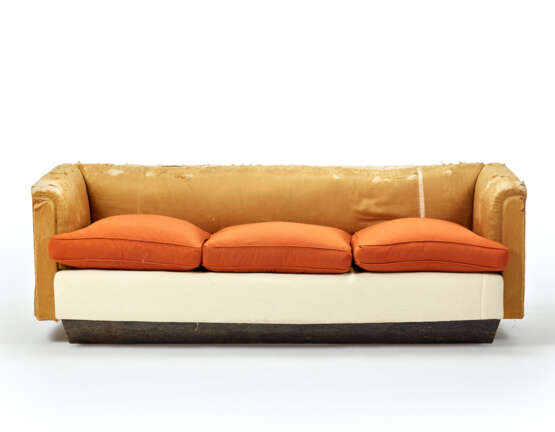 Marcello Piacentini. Three-seater sofa upholstered and covered in gold-colored silk fabric, wooden base - Foto 1