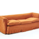 Marcello Piacentini. Three-seater sofa upholstered and covered in gold-colored silk fabric, wooden base - Foto 2