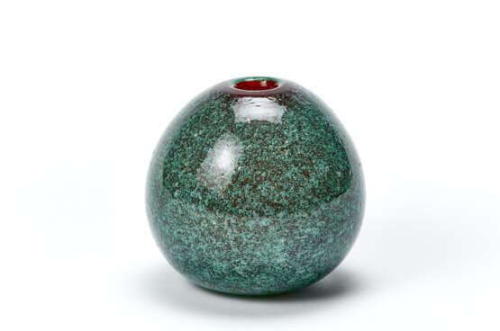 Carlo Scarpa. Small spherical vase in sommerso orange and green glass - photo 1
