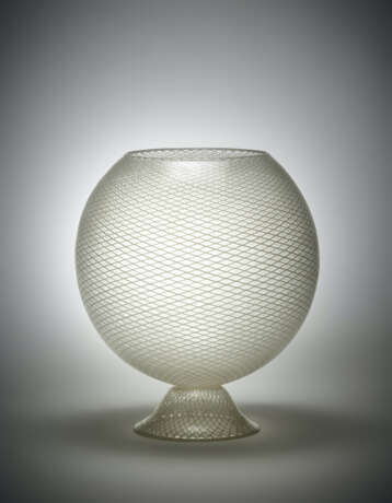 Seguso Vetri d'Arte. Globular vase in colorless and lattimo reticello blown glass - photo 2