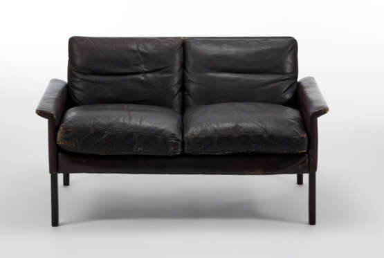 Hans Olsen. Two seater sofa upholstered and covered in dark brown leather - Foto 1