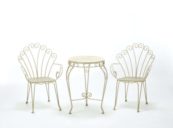 Pair of armchairs and coffee table in white painted iron - фото 1