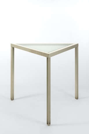 Triangular coffee table in gray painted metal - photo 1
