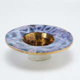 Eduard Cazaux. Circular ceramic cup glazed in gold and purple, decorated - Foto 1