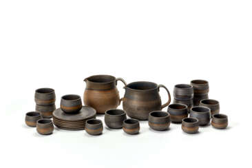 Lot consisting of two jugs, twelve glasses, six shot glasses and six plates