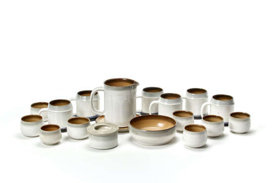 Manifattura Ceramica Arcore. Lot consisting of a carafe, six mugs, eight glasses, a plate, a bowl and a sugar bowl - Foto 1