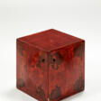 Pouf in wood covered in spotted red lacquer - Архив аукционов