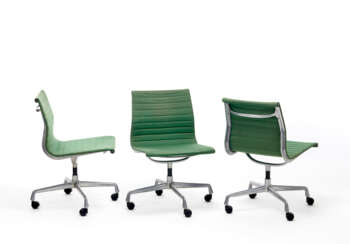 Lot consisting of three chairs of the series "Aluminium Group"