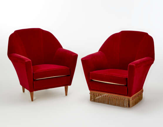 Two upholstered armchairs covered in plum-colored velvet, truncated cone feet in wood - photo 1