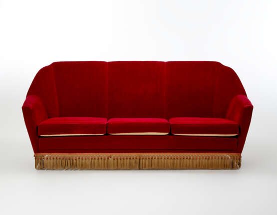 Three-seater sofa upholstered in plum-colored velvet, truncated cone feet in wood - photo 1