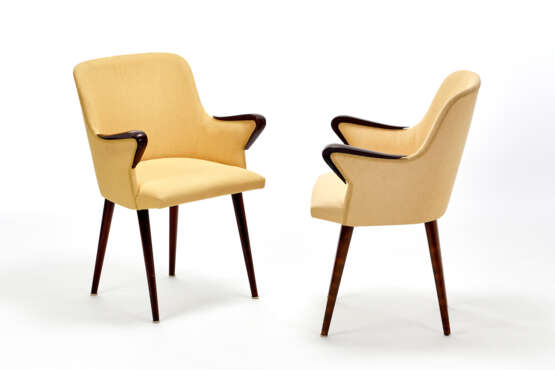 Osvaldo Borsani. Pair of armchairs model "P38" - photo 1