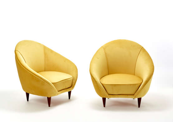 Pair of armchairs covered in yellow velvet - фото 1