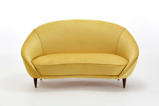 Two-seater bean-shaped sofa upholstered in yellow velvet - photo 1