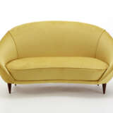 Two-seater bean-shaped sofa upholstered in yellow velvet - photo 1
