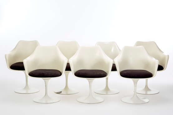 Eero Saarinen. Lot consisting of seven armchairs model "Tulip" - Foto 1
