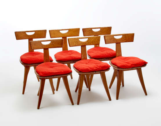 Lot consisting of six chairs in solid chestnut wood carved and patinated - Foto 1