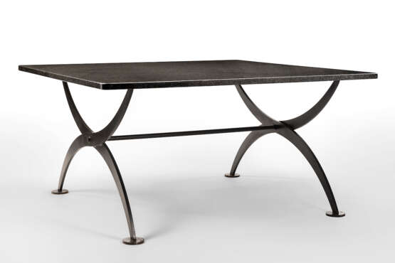 Table imitating the taste of Luigi Caccia Dominioni in metallic gray iron and top in granite - Foto 1