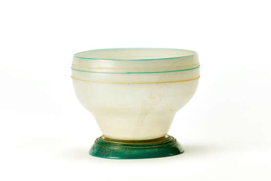 MVM Cappellin. Vase in lattimo and green incamiciato glass, - photo 1