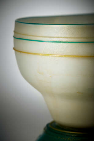 MVM Cappellin. Vase in lattimo and green incamiciato glass, - Foto 3