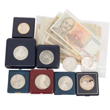 kleines Lot mit Münzen, Medaillen und Banknoten - фото 1