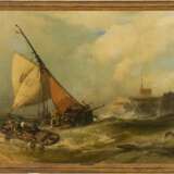 CHARLES HOGUET 1821 Berlin - 1870 ebenda Anlandende Boote bei stürmischer See vor einer Mole - Foto 1