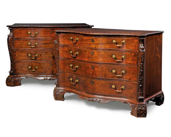 A NEAR PAIR OF GEORGE III MAHOGANY COMMODES - Foto 1