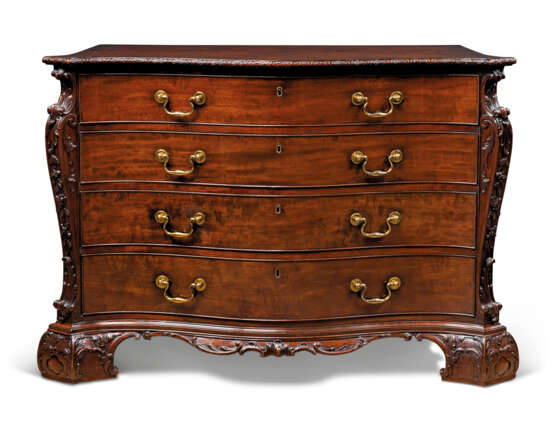 A NEAR PAIR OF GEORGE III MAHOGANY COMMODES - Foto 2