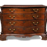 A NEAR PAIR OF GEORGE III MAHOGANY COMMODES - Foto 3