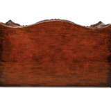 A NEAR PAIR OF GEORGE III MAHOGANY COMMODES - Foto 4