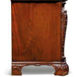 A NEAR PAIR OF GEORGE III MAHOGANY COMMODES - Foto 6