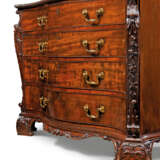 A NEAR PAIR OF GEORGE III MAHOGANY COMMODES - Foto 7