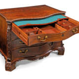 A NEAR PAIR OF GEORGE III MAHOGANY COMMODES - Foto 8