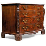 A NEAR PAIR OF GEORGE III MAHOGANY COMMODES - Foto 9