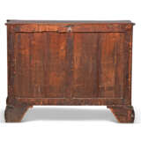 A NEAR PAIR OF GEORGE III MAHOGANY COMMODES - Foto 10