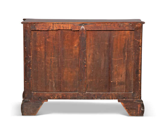 A NEAR PAIR OF GEORGE III MAHOGANY COMMODES - Foto 10