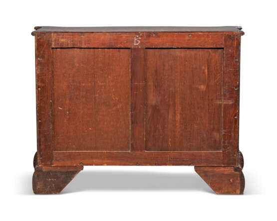 A NEAR PAIR OF GEORGE III MAHOGANY COMMODES - Foto 11