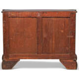 A NEAR PAIR OF GEORGE III MAHOGANY COMMODES - Foto 11