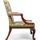 A PAIR OF GEORGE II MAHOGANY OPEN ARMCHAIRS - photo 2